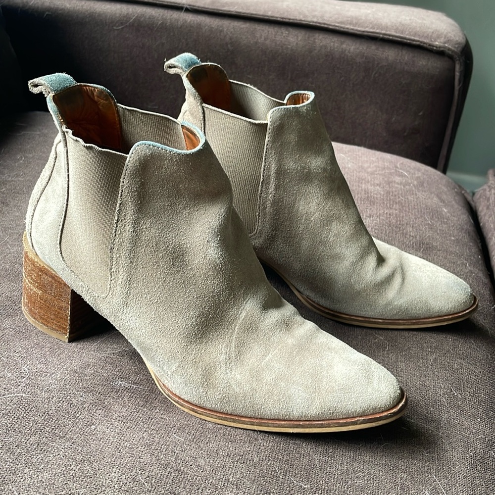 Everlane The Heel Boot block heel ankle bootie in taupe suede size 8